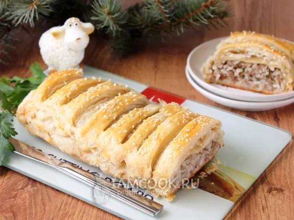 Фото готового блюда: Кулебяка со свиным фаршем и рисом