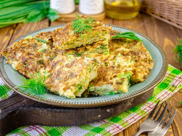 Фото готового блюда: Капустный блин на сковороде