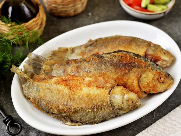 Фото блюда: Жареные караси в майонезе на сковороде