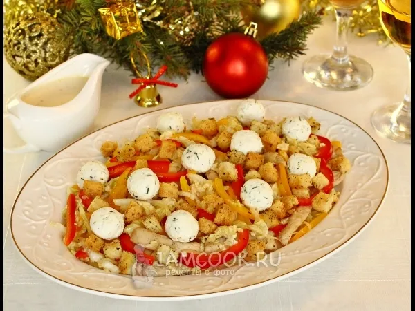 Фото блюда: Салат из пекинской капусты, курицы и сухариков