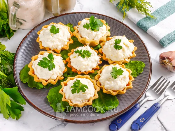 Фото готового блюда: Тарталетки с творожным сыром и чесноком
