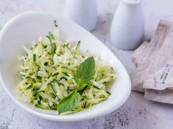 Фото готового блюда: Салат из капусты и огурцов с уксусом