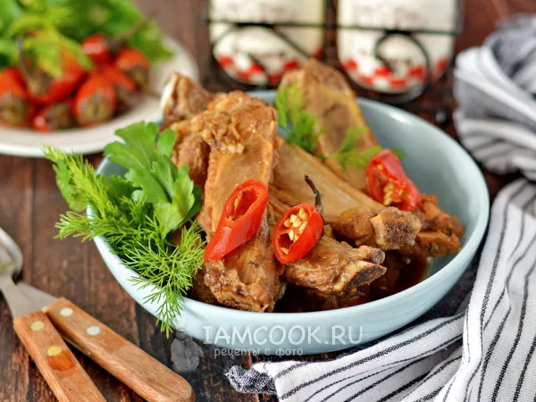 Фото блюда: Тушёные свиные ребрышки в кастрюле