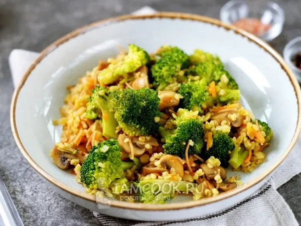Фото готового блюда: Булгур с брокколи и грибами на сковороде