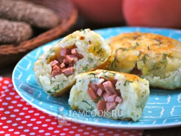 Фото готового блюда: Картофельные зразы с сосисками