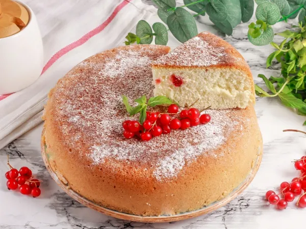 Фото блюда: Шарлотка с красной смородиной в мультиварке