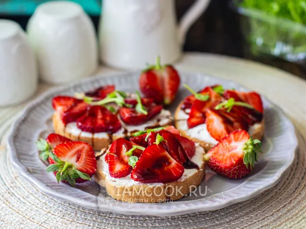 Фото блюда: Брускетта с клубникой и сыром