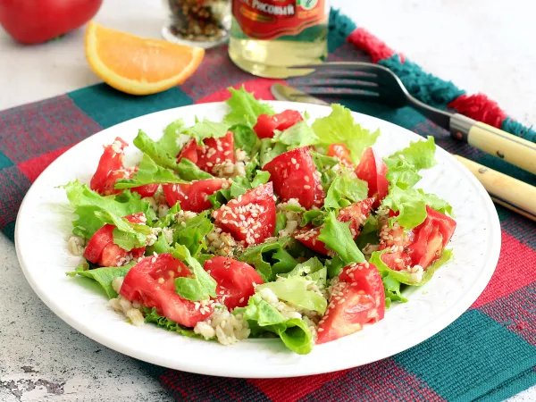 Фото готового блюда: Салат с перловкой и помидорами