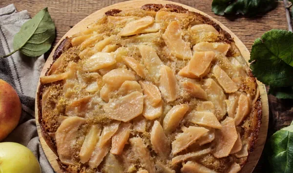 Фото блюда: Шарлотка с яблоками на сковороде (без духовки)