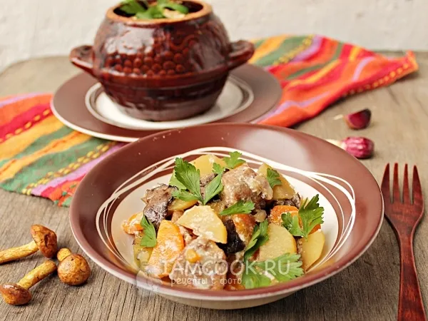 Фото готового блюда: Картошка в горшочках с мясом и грибами