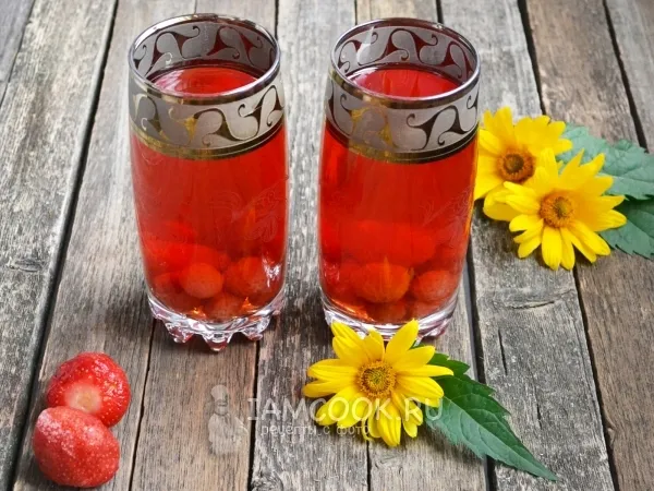 Фото блюда: Компот из клубники в кастрюле