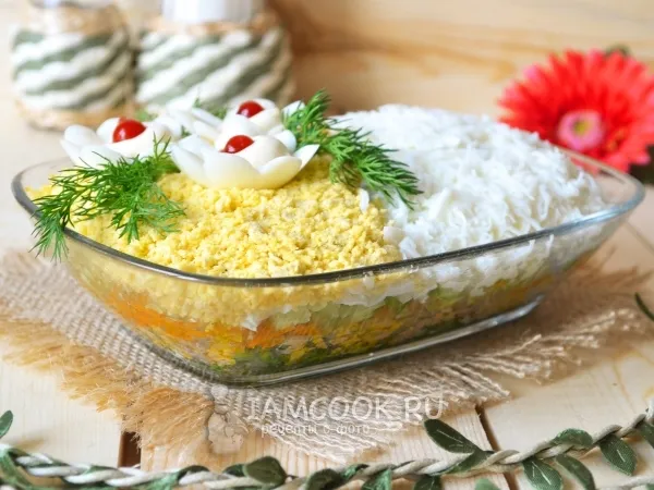 Фото готового блюда: Салат из горбуши консервированной