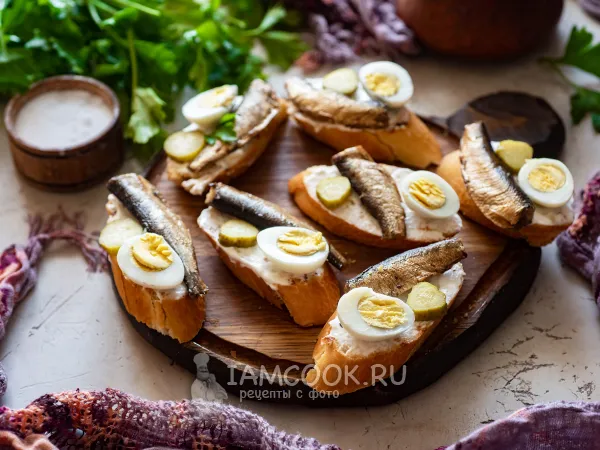 Фото блюда: Бутерброды со шпротами и перепелиным яйцом