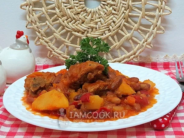 Фото готового блюда: Тушеная картошка с фасолью и мясом