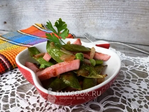 Фото готового блюда: Зеленый горошек с колбасой на завтрак