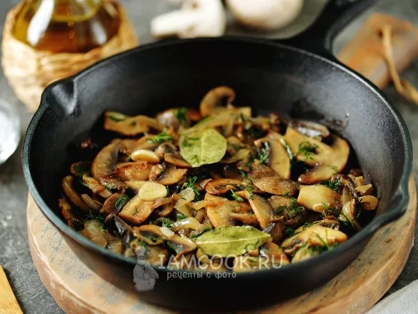 Фото готового блюда: Жареные шампиньоны с луком, чесноком и укропом