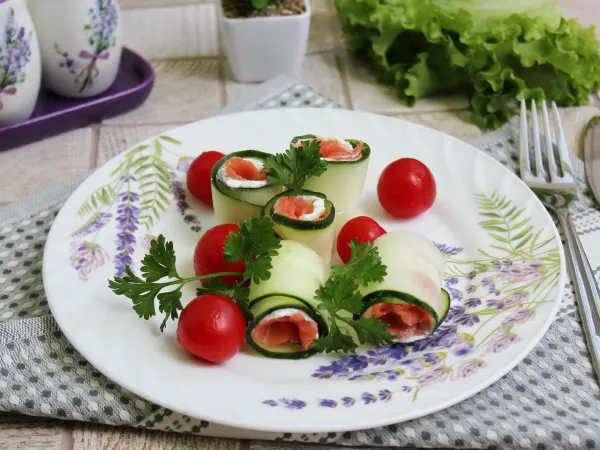 Фото блюда: Рулетики из огурцов с красной рыбой