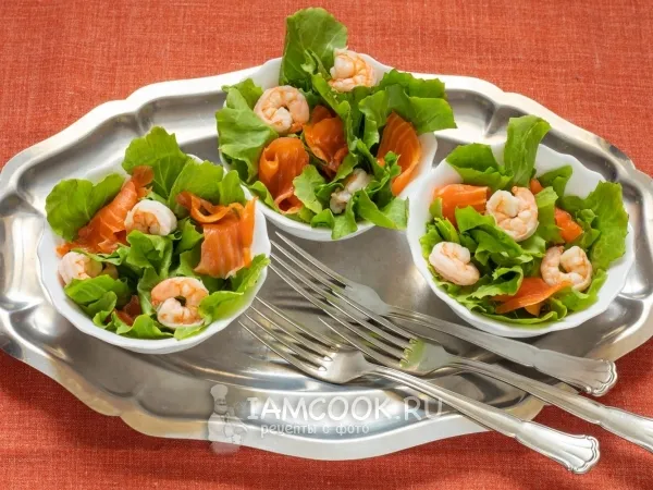 Фото готового блюда: Салат с красной рыбой и креветками