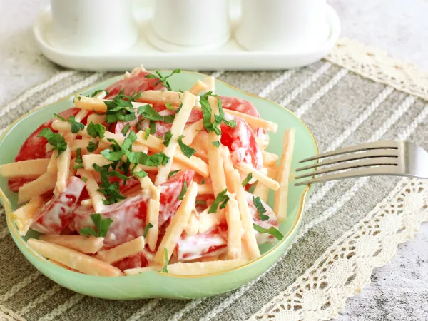 Фото готового блюда: Салат с помидорами и яблоками