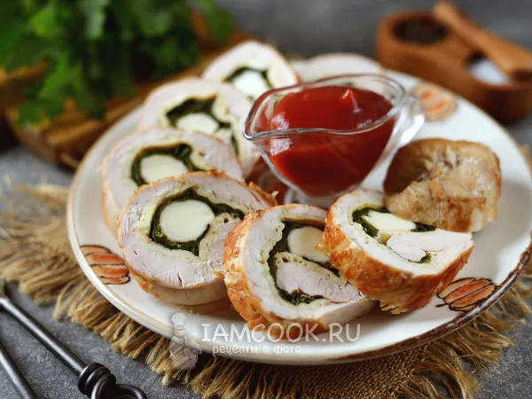 Фото готового блюда: Рулет из индейки со шпинатом и омлетом