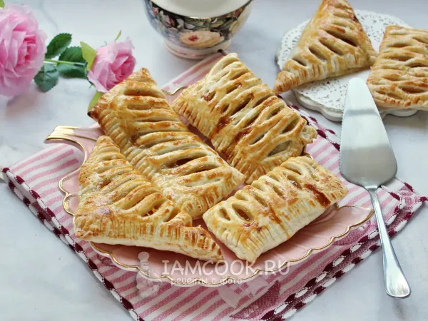Фото готового блюда: Слойки с джемом из готового слоеного теста