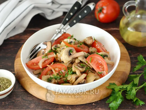 Фото блюда: Шампиньоны с помидорами на сковороде