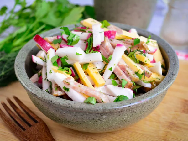 Фото готового блюда: Салат с редиской и колбасой