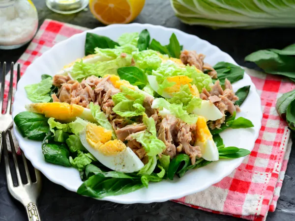 Фото готового блюда: Салат с тунцом и пекинской капустой