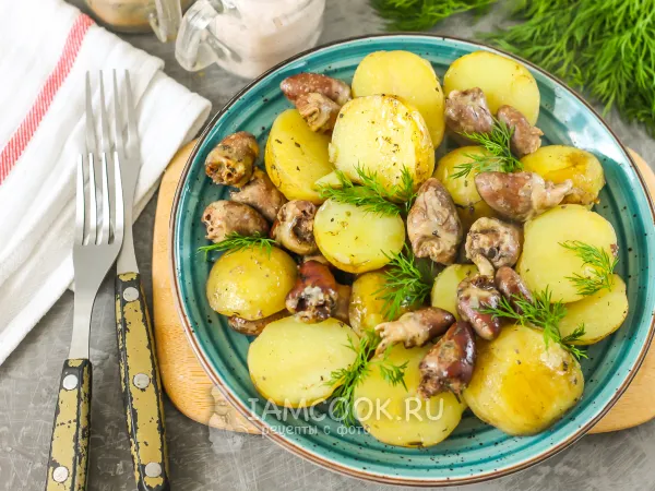 Фото готового блюда: Куриные сердечки с картошкой в духовке