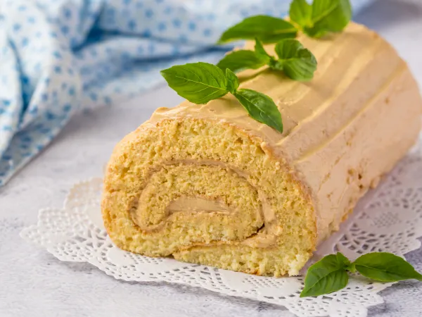 Фото готового блюда: Бисквитный рулет с творожным кремом (со сгущенкой)