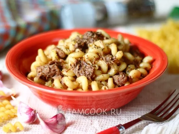 Фото блюда: Макароны с тушенкой в кастрюле