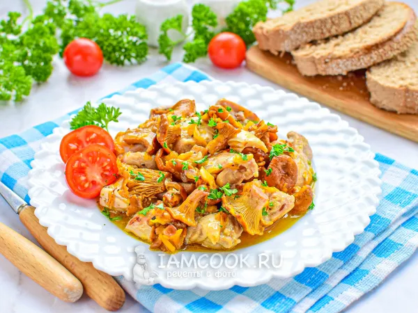 Фото блюда: Курица с лисичками на сковороде