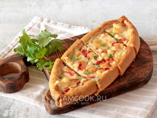Фото готового блюда: Пиде с фаршем и сыром на кефирном тесте