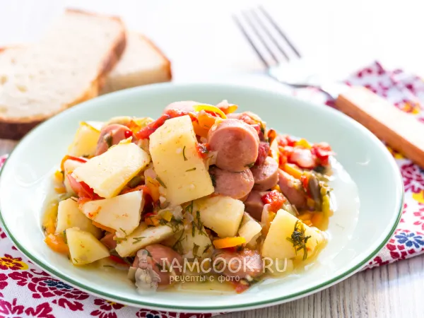 Фото готового блюда: Жаркое с сосисками и овощами в казане