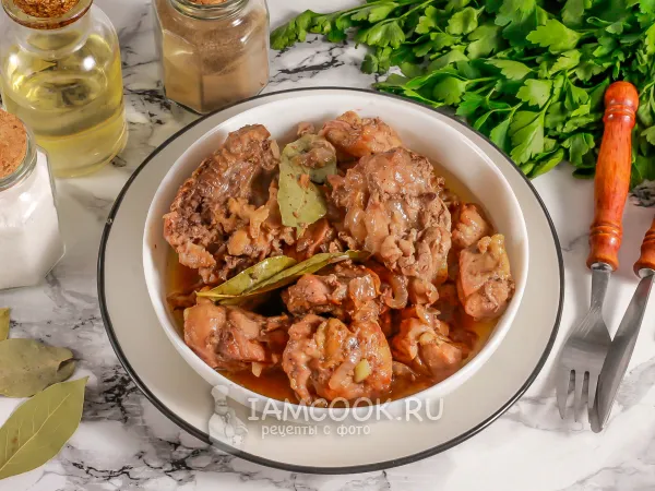 Фото готового блюда: Курица в красном вине на сковороде