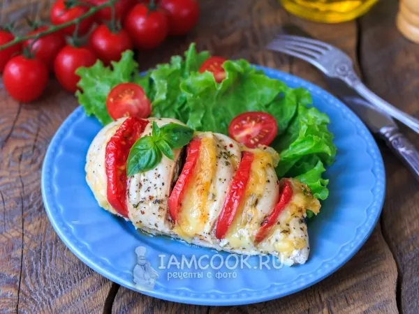 Фото готового блюда: Куриная грудка, фаршированная помидорами и сыром