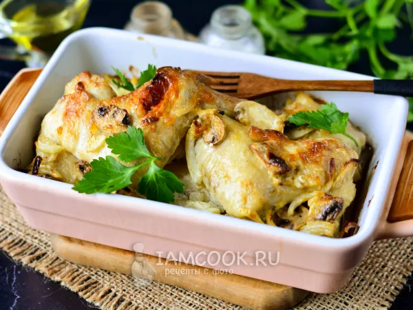Фото готового блюда: Куриные крылышки с грибами в духовке