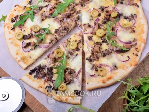 Фото готового блюда: Пицца с консервированным тунцом