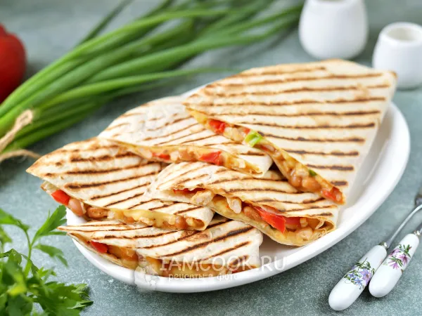 Фото блюда: Кесадилья с фасолью и курицей