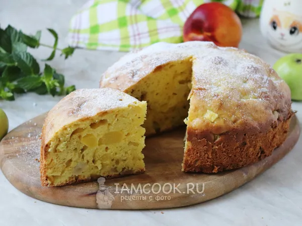 Фото готового блюда: Шарлотка с яблоками и нектаринами