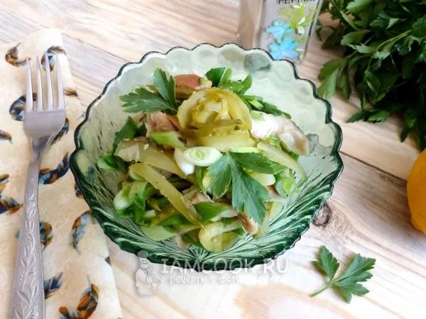 Фото готового блюда: Салат из соленых огурцов и грибов