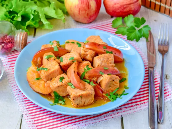 Фото готового блюда: Тушеная индейка с яблоками