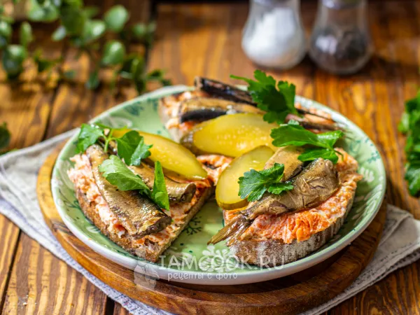 Фото готового блюда: Бутерброды с морковью и шпротами