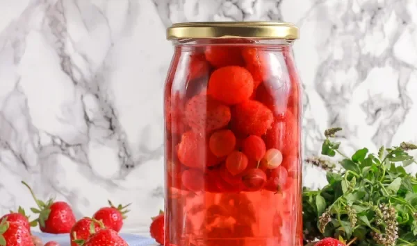 Фото блюда: Компот из клубники и крыжовника на зиму
