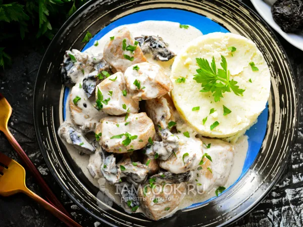 Фото блюда: Куриное филе с черносливом на сковороде