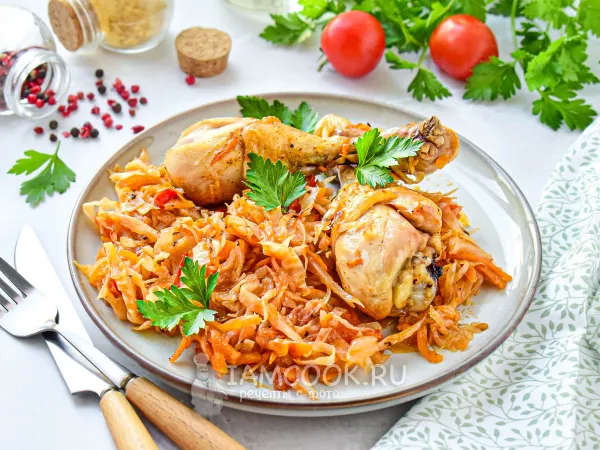 Фото блюда: Тушеная капуста с курицей в духовке