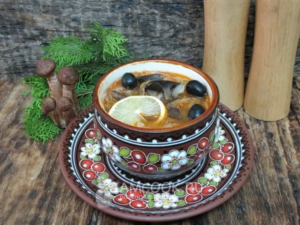 Фото готового блюда: Постная солянка с грибами и капустой