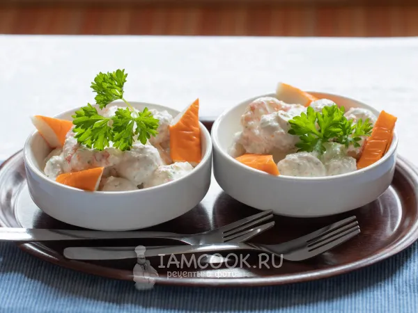 Фото готового блюда: Салат с креветками, крабовыми палочками и шампиньонами