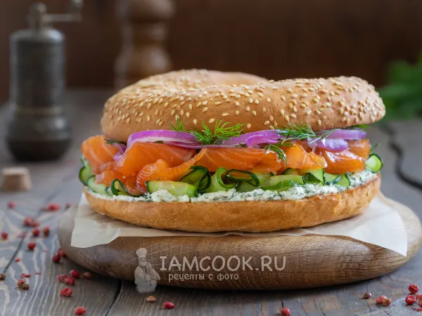 Фото готового блюда: Бейглы с лососем