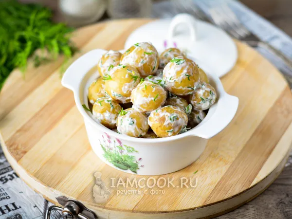 Фото готового блюда: Молодая картошка со сметаной (отварная)